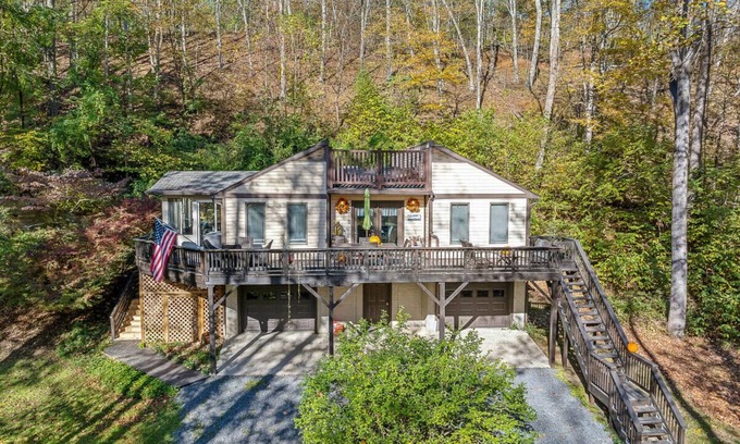 Great Cacapon Cabin | Herons Rest - riverfront, fire pit, wifi, deck, all seasons porch