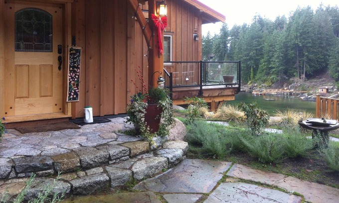 Tuwanek Cottage | Herons Return Cottage Peaceful Charm Right On The Cove License STR0216
