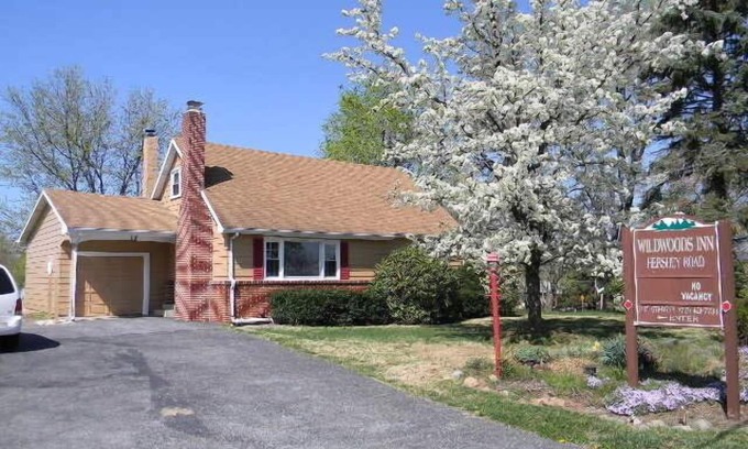 Harrisburg House | Hershey Park Just 3 miles From Wildwoods Inn Hershey Road Pets stay free charge