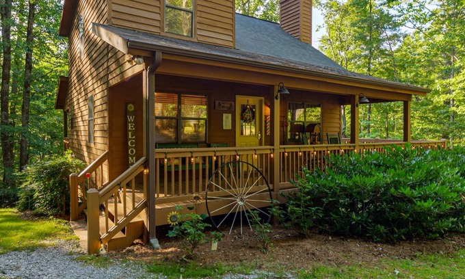 Cleveland Cabin | Hester`s Hideaway - Rustic Cabin Nestled in the Beautiful Mountain Scenery