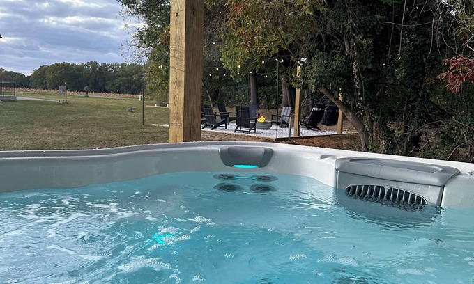 Centreville House | HGTV quality, private guest suite, country getaway with hot tub & fire pit