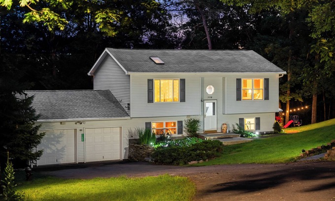 Bushkill House | Hideaway/Hot Tub/Sunna/Kayaks/Lake/Pool