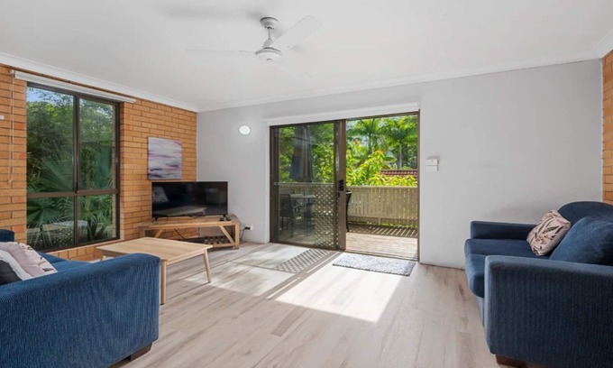 Korora House | Hibiscus Tropic Lodge - A Relaxing Coastal Escape!