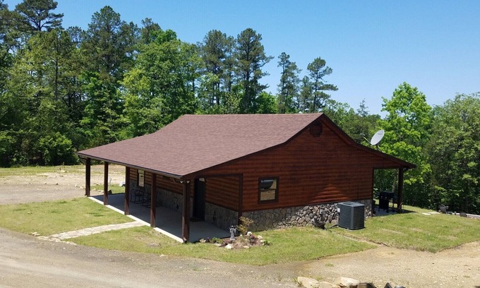 Smithville Cabin | "HIDDEN BLISS" CABIN ON 5 ACRES with Hot Tub!