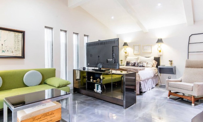 Kessler Bed & Breakfast | Hidden Cliff Elegant suite at Bishop Arts District Mid Century Resort