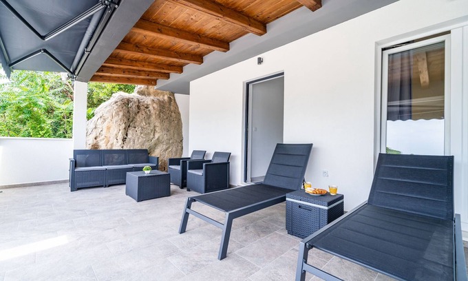 Molunat Apartment | Hidden Gem Apartment - Two Bedroom Apartment with Terrace and Sea View