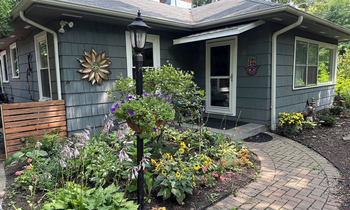 Glencoe House | Hidden Gem Cottage alongside Park, by Beach, Train, Ravinia, Botanic Garden