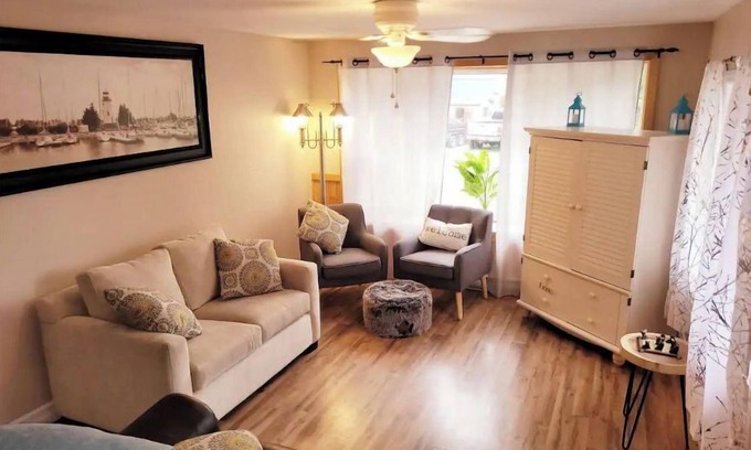 St. Charles Cottage | Hidden Gem Lakehouse. W/Hot tub. Pet Friendly. Sleeps 7. Lake front.