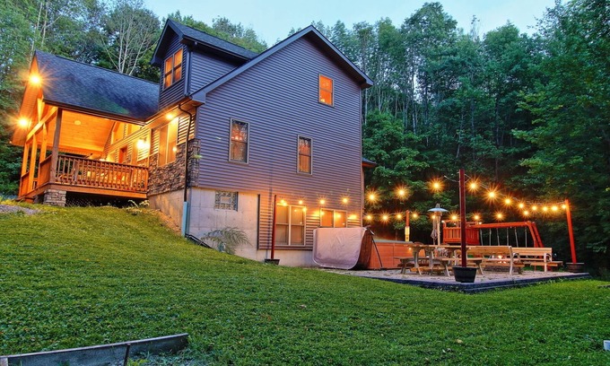 Ellicottville Ski Chalet | Hidden Gem💎Large Ellicottville Chalet🍁Woods⛷ Hot Tub 🕹️ Arcade Fun 🔥Fire Pit