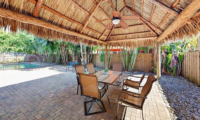 River Oaks Villa | Hidden Gem Vacation Villa w Private Pool Tikihut