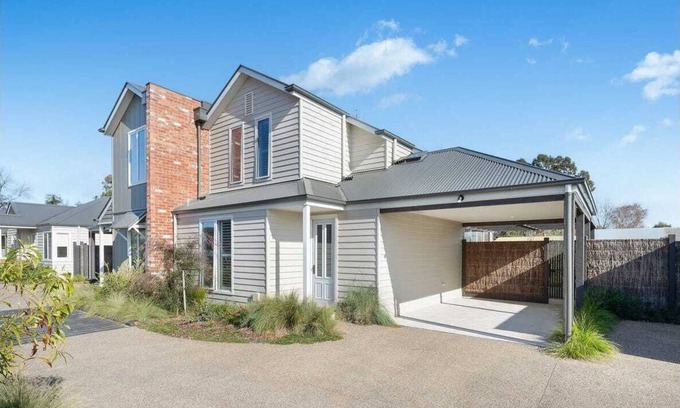 Mansfield House | Hidden Hunter Luxe light filled townhouse walking Distance to Mansfield High Stn