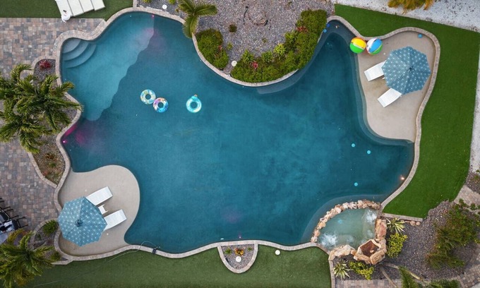 St. Petersburg - Clearwater House | Hidden Lagoon 🌴 Private Resort | Pool, Pickleball, Mini Golf + More!