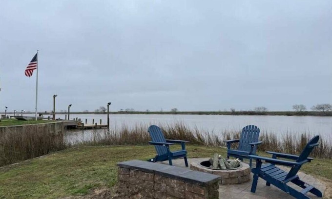 Brazoria Apartment | Hidden Lakefront Getaway