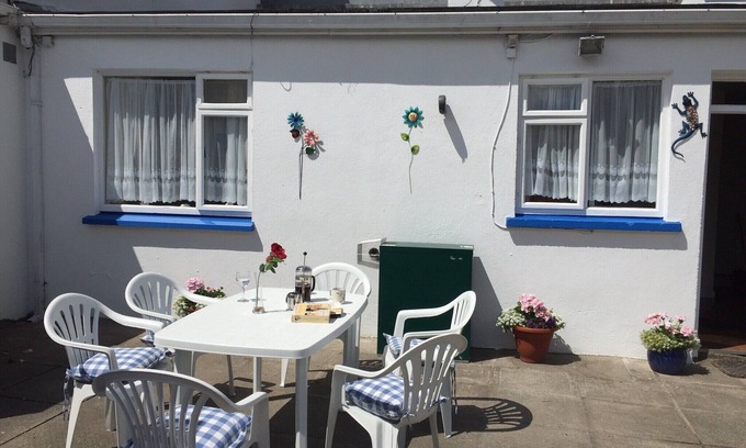 Ballina House | HIDDEN OASIS, Cosy Townhouse beside shops, bars & restaurants