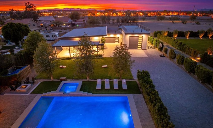 Glendale Villa | Hidden Paradise Estate+2 Houses+8500 SQ!+ 9bedroom