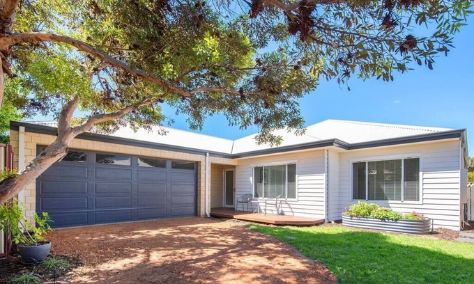 West Busselton House | Hideaway on High- 10 minute walk to town