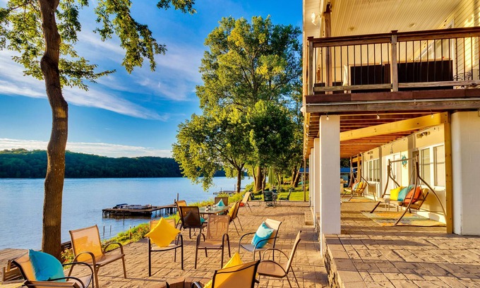 Prospect House | Hideaway on the River: Amazing Views, Pirate Ship, Fire Pit, Fast Wi-Fi, Bourbon