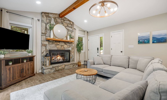 Lake Lure House | HideawayHaven*Game Room,Pool,PrivateHotTub,Golf,Amenities!