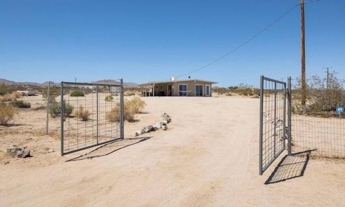 Landers Cabin | HIGH DESERT VISTAS 1960 HOMESTEAD CABIN ON 5 ACRES