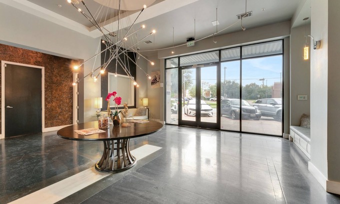 Oak Lawn Apartment | High End 1BR apartment, Pool, Gym, Parking