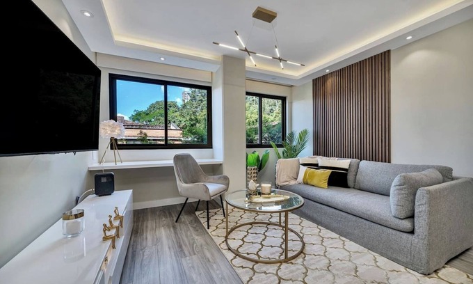 El Tesoro Apartment | High End Apartment 1 BD 1 BA Views Ac Malls