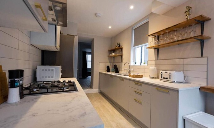 Riverside House | High End City Centre Parking Garden 4 beds