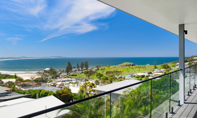 Crescent Head House | HIGH END FINISHES AND UNBEATABLE VIEWS!