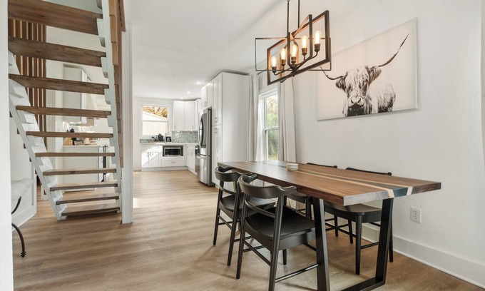 West Plaza House | High End Hygge Scandi Cottage, convenient to Country Club Plaza and Westport