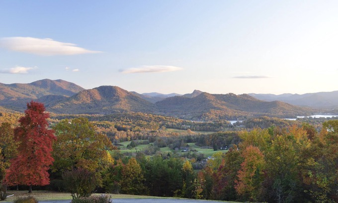 Hayesville House | High-end large quiet home with amazing long-range views, close to Lake Chatuge