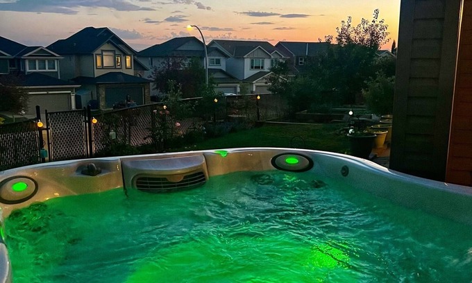 Cochrane House | High-End Suite with Mountain Scenery & Spa Hot Tub