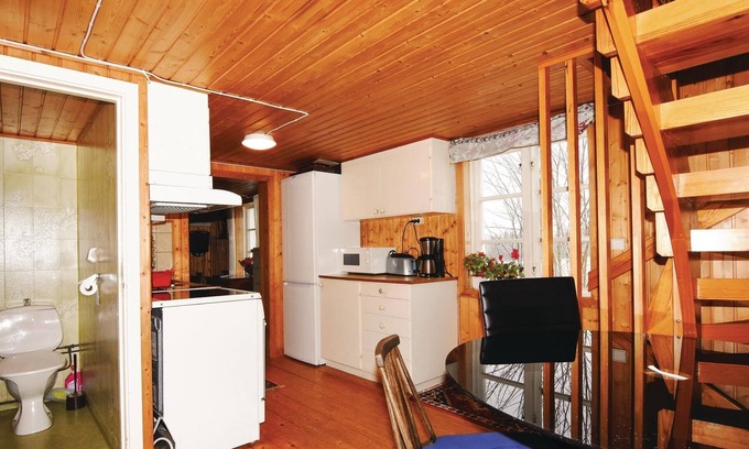 Dalstorp House | High situated cottage on a farm overlooking a pond with noble fish.