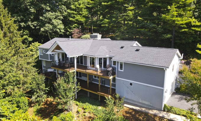 Laurel Park House | High Society in Hendersonville: Beautifully Renovated Mountaintop Home
