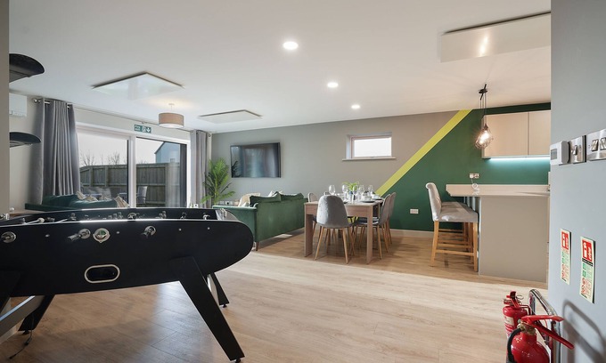 Lincoln House | High spec, 4 bed family eco-home w/private gym & tennis courts in Lincolnshire.