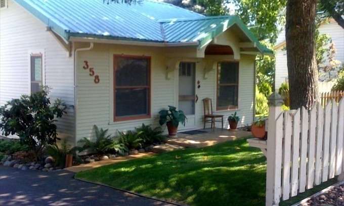 Historic Downtown District Cottage | High Street Cottage Artists' Garden Cottage Clean & Beautiful