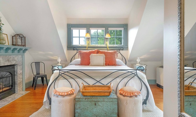 North Downtown Apartment | High Street Inn McIntire Room | 1 Bed, 1 Bath