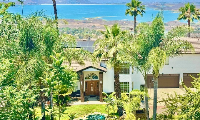 Perris House | Highest reviewed property in the area - best view of your life!
