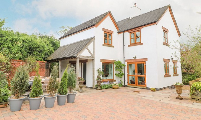 Tunstall Cottage | HIGHFIELD HOUSE, pet friendly, with open fire in Leek