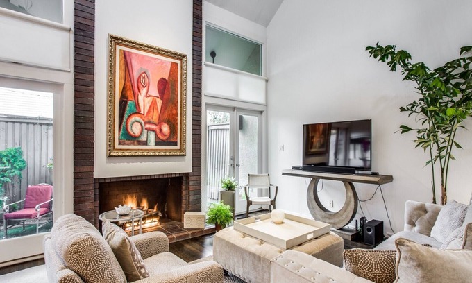 Oak Lawn Condo | HIGHLAND PARK Retreat - Great for Couples/Family getaway or remote office space.