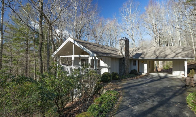 Highlands House | Highlands Falls Country Club, one convenient mile from Downtown Highlands