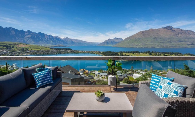 Queenstown House | Highlands Lodge – 5BR Luxury, Lake Views & BBQ