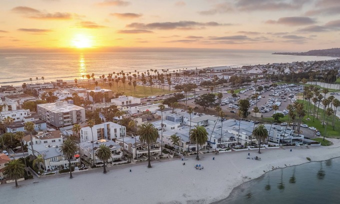South Mission Beach Condo | Highly rated Best Beach!⛱️ 3Bd 2Ba AC Luxury KING Beds!