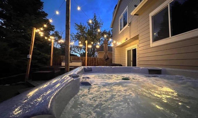 Mountain Shadows House | Hiking*Biking*Hot Tub*Fire Pit*Perfect Location
