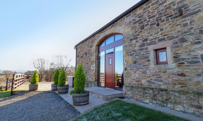 Clitheroe Cottage | HILL BROOK BARN, family friendly, with hot tub in Chatburn