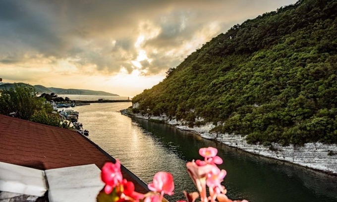 Agva Hotel | Hill River Hotel