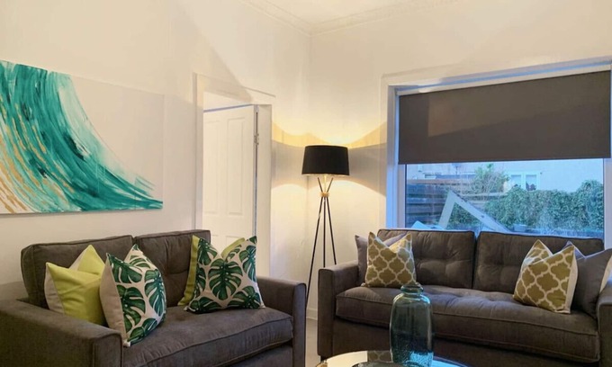 Cardonald Apartment | Hillington Central - stylish 3 bedroom apartment
