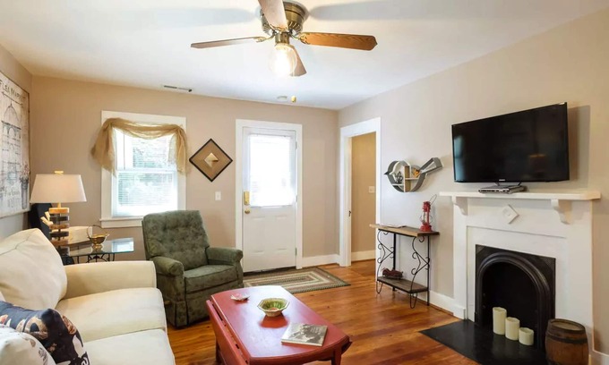 Hillsboro Village House | Hillsboro/Belmont Bungalow - Heart of Music City - walk to Vanderbilt & 12South