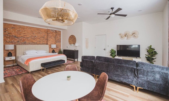 Martinsburg Apartment | Hillsborough Castle- Efficiency Suite