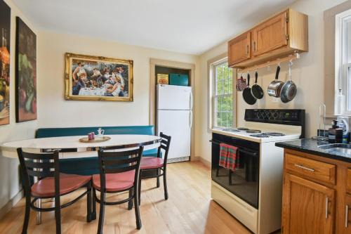 Hillsboro Apartment | Hillsborough Village Retreat Walk to River!