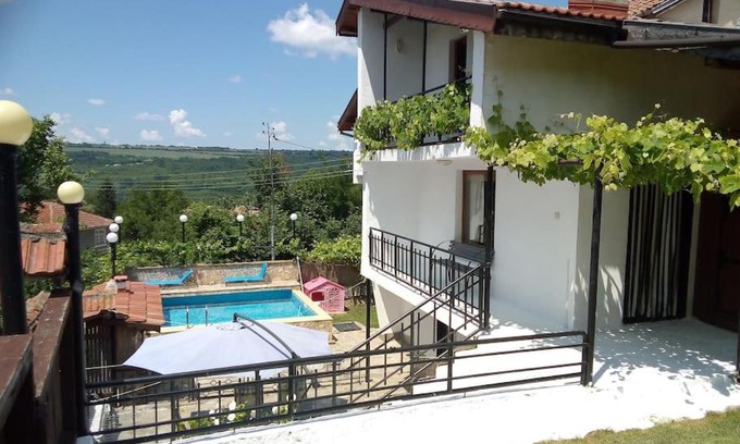 Veliko Tarnovo Villa | Hillside Guesthouse Pushevo