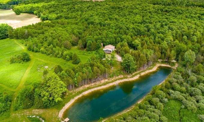 Markdale House | Hillside Haven Retreat: Sunroom & Pond Escape!